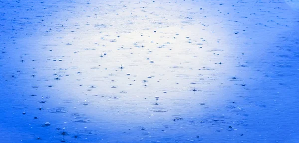 Chuva Leve Superfície Uma Água Rio Fazendo Padrões Circulares Textura — Fotografia de Stock