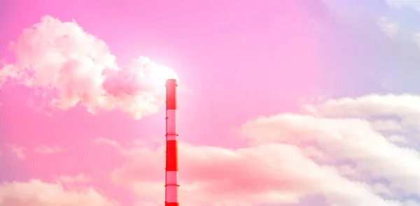 青い空に白い煙のある植物管青い空に対する原子力発電所の化学プラントタワー 大気汚染 — ストック写真