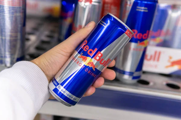 Tyumen Rusia Oktober 2020 Red Bull Adalah Minuman Energi Paling — Stok Foto