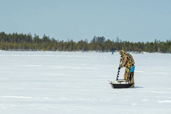冬に川で漁をする漁師は — ストック写真