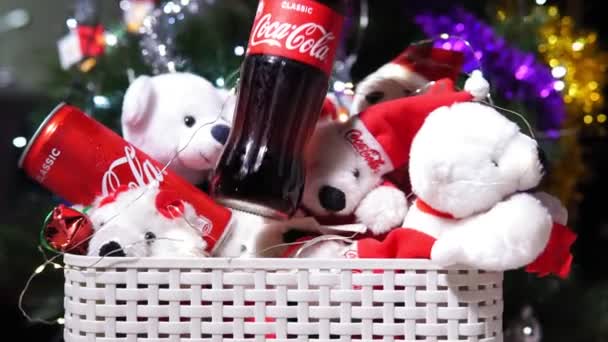 Tyumen, Rusland-25 oktober 2020: Klassieke fles Coca-Cola met Kerstmis of nieuwjaar. — Stockvideo