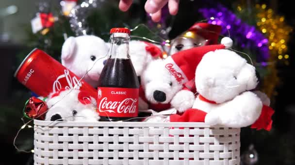 Tyumen,ロシア- 2020年10月25日:新年のためのコカ・コーラのガラス瓶、クリスマス。熊とクリスマスツリー — ストック動画