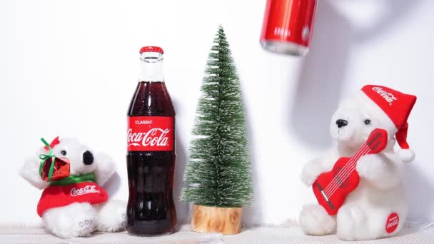 Tyumen, Rússia-27 de outubro de 2020: garrafa de vidro de Coca-Cola para o ano novo, Natal. árvore de Natal com ursos — Vídeo de Stock