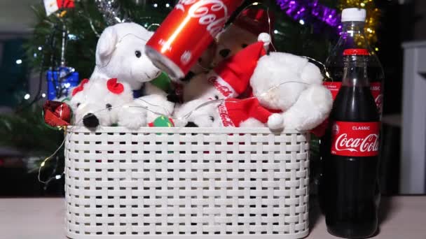 Tyumen, Rússia-25 de outubro de 2020: lata clássica de Coca-Cola no Natal ou no ano novo. — Vídeo de Stock