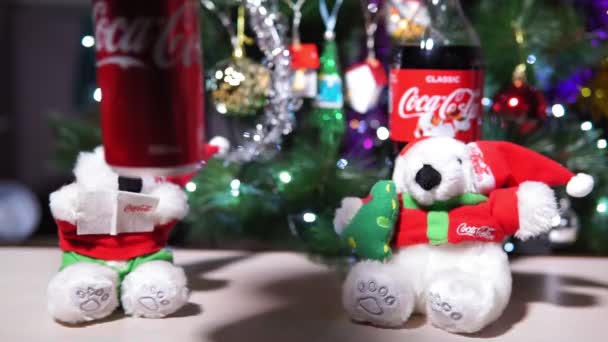 Tyumen, Rússia-25 de outubro de 2020: lata de cola de coca no fundo do Natal e brinquedos de urso branco. — Vídeo de Stock