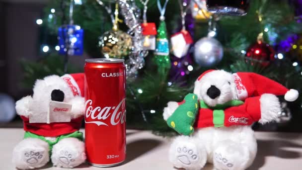 Тюмень, Россия-25 октября 2020 года: Coca Cola в стеклянной бутылке. Рождественская вечеринка. на фоне селективного фокуса елки — стоковое видео