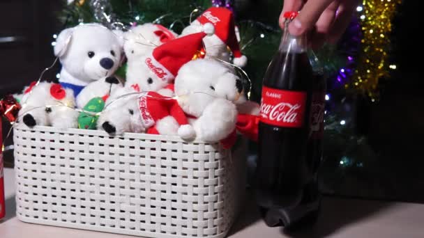 Tyumen, Rusko-25. října 2020: Coca Cola a bílí vánoční medvědi. na pozadí vánočního stromku. selektivní zaměření — Stock video