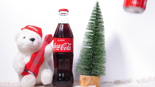 Tyumen, Rússia-27 de outubro de 2020: lata de alumínio de cola de coca no fundo de Natal e brinquedos de urso branco. — Vídeo de Stock