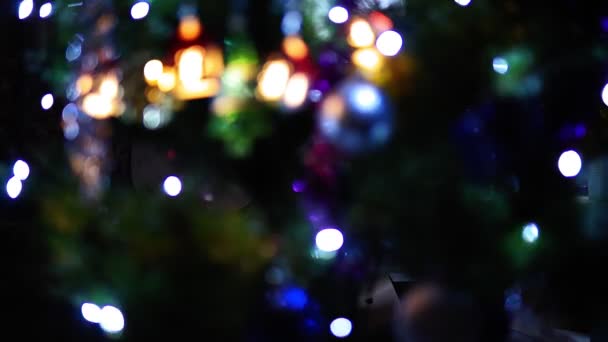 Fond de Noël flou bokeh lumières déconcentrées décorations sur l'arbre de Noël la nuit. — Video
