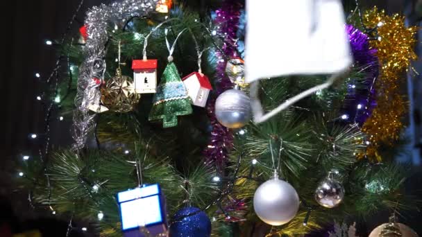 Рождественская елка 2021 с медицинскими коронными масками для лица и зимними украшениями. Счастливого Рождества в связи с пандемией ковида-19. — стоковое видео