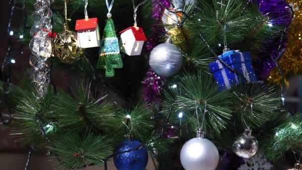 Christmas tree with flickering garlands and decorations at night. background, selective focus — Stock Footage Christmas tree with flickering garlands and decorations at night. background, selective focus Stock Video