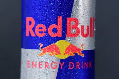 Tyumen, Rusya-Kasım 01, 2020: Alüminyum konserve Red Bull Enerji içeceği. Dünyada popüler bir enerji içeceği. logoyu kapat.