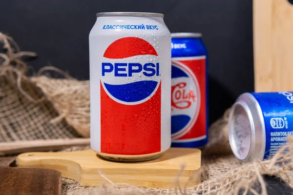 Tyumen Rússia Novembro 2020 Cans Pepsi Estilo Retrô Rústico Propriedade — Fotografia de Stock