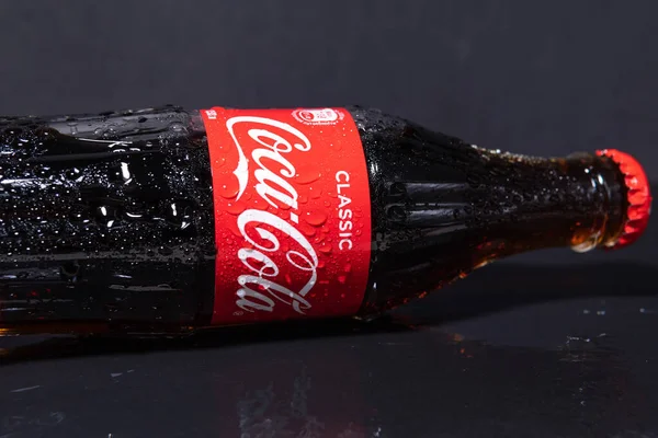 俄罗斯蒂门 2020年11月2日 带有可口可乐标志的红罐美国流行饮料 — 图库照片