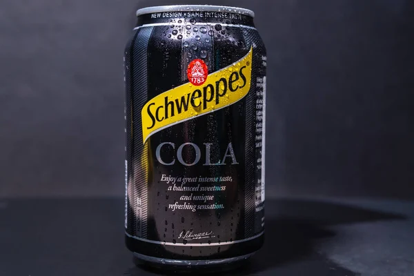 Tyumen Ryssland November 2020 Aluminium Burk Schweppes Cola Närbild Logotyp — Stockfoto