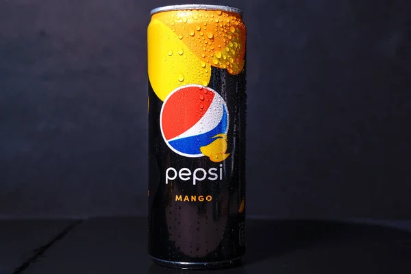 Tyumen Oroszország November 2020 Pepsi Mangó Logó Közel Egy Fekete — Stock Fotó
