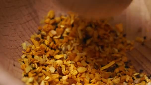 Gnuggar kryddor med murbruk och mortelstöt. Köksgeråd och andra currykryddor — Stockvideo