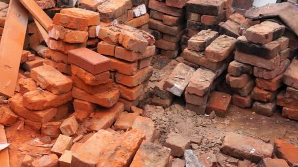 Pile de briques rouges. pile pour la construction. Réparation, pièces de maçonnerie industrielle, équipement de construction. — Video