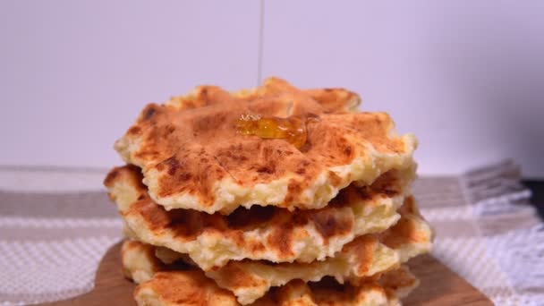 Derrama miel sobre los gofres de cerca. Desayuno con gofres belgas — Vídeos de Stock