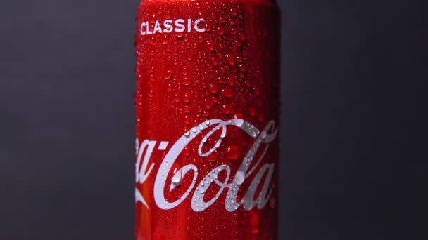 Tyumen, Russia-November 02, 2020: Logo Coca-Cola na hliníkové plechovce zblízka na černém pozadí. zpomalený pohyb — Stock video