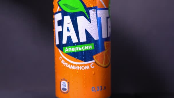 Tjumen, Russland-2. November 2020: kann Nahaufnahme von Fanta trinken. Fanta alkoholfreies Getränk, Markenzeichen der Coca-Cola Company. — Stockvideo