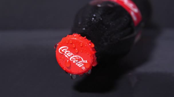 Tyumen, Russia-02 novembre 2020: Logo Coca-Cola bevanda gassata analcolica con gocce d'acqua prodotta dalla Coca-Cola Company. — Video Stock