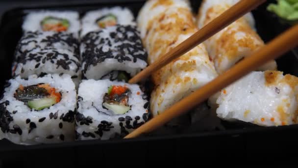 Set de rollos de sushi con anguila ahumada y caviar, enfoque selectivo. — Vídeos de Stock