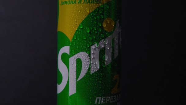 Tyumen, Rusya-Kasım 02, 2020: yakın plan Sprite logosu. limon aromalı, kafeinsiz meşrubat, Coca-Cola Company tarafından. — Stok video