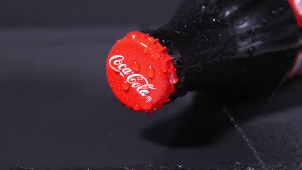 Tyumen, Rusland-02 november 2020: rood Coca Cola klassiek flessendop logo met waterdruppels close-up. — Stockvideo