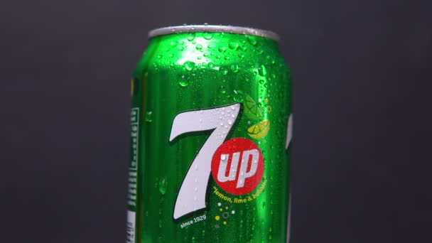 Tyumen, Rússia-02 de novembro de 2020: 7 UP pode logotipo close-up. Esta bebida refrescante produzir Pepsi empresa. — Vídeo de Stock