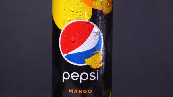 Tyumen, Russia-November 02, 2020: Logotipo de mango Pepsi de cerca sobre un fondo negro con gotas de agua. — Vídeos de Stock