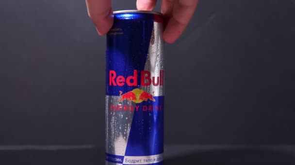 Tyumen, Russia-01 novembre 2020: logo Red Bull Energy Drink. La Red Bull detiene la quota di mercato più alta di qualsiasi bevanda energetica al mondo — Video Stock