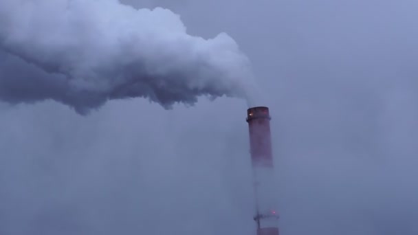 Tubos de trabajo de una central térmica con humo. noche — Vídeo de stock