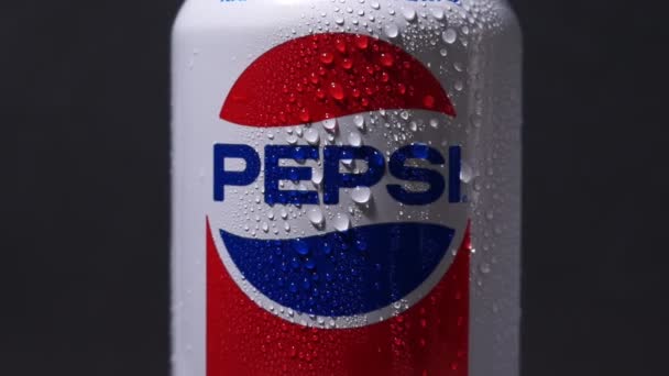 Tyumen, Rosja-listopad 01, 2020: Logo Pepsi to gazowany napój bezalkoholowy produkowany i produkowany przez PepsiCo Inc.. — Wideo stockowe