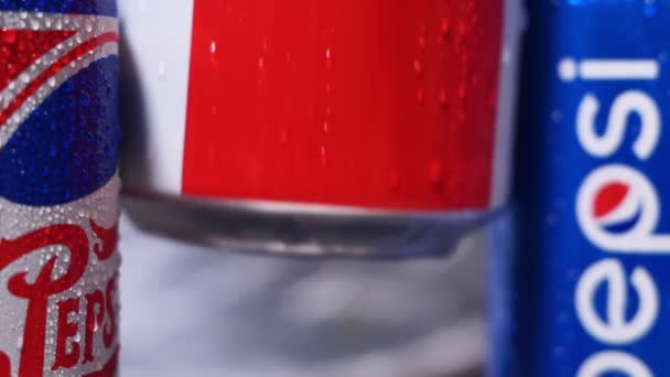 Tjumen, Russland-01. November 2020: Aluminiumdose mit Pepsi-Cola-Drink in Großaufnahme PepsiCo-Logo mit Wassertropfen. Selektiver Fokus — Stockvideo