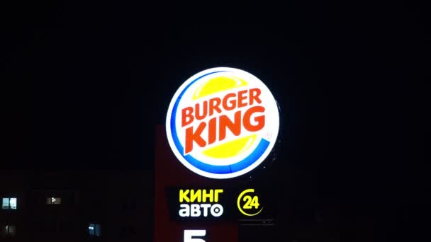 Tyumen, Rusko-listopad 03, 2020: Burger king restaurant sign in a hypermarket at night, on a black background — Stock video