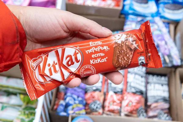 Tyumen Rusland November 2020 Kit Kat Rode Chocoladereep Koop Supermarkt — Stockfoto