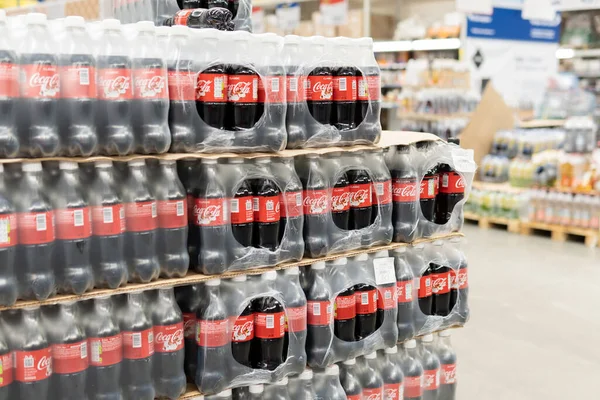 Tyumen Rússia Novembro 2020 Garrafas Plásticas Coca Cola Exposição Stand — Fotografia de Stock