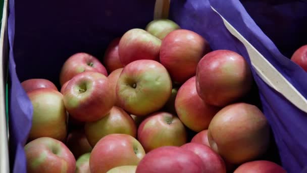 Supermercado vende maçãs de frutas. frutas estão na prateleira no supermercado. — Vídeo de Stock
