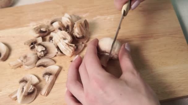 Las manos de mujer cortan las setas en la tabla de madera — Vídeos de Stock