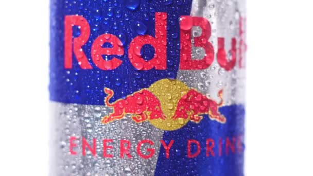 Tjumen, Russland - 01. November 2020: Red Bull Energy Drink Logo. Red Bull hat den höchsten Marktanteil unter allen Energy Drinks der Welt — Stockvideo