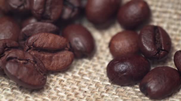 Pražená kávová zrna zblízka makro. selektivní zaměření — Stock video