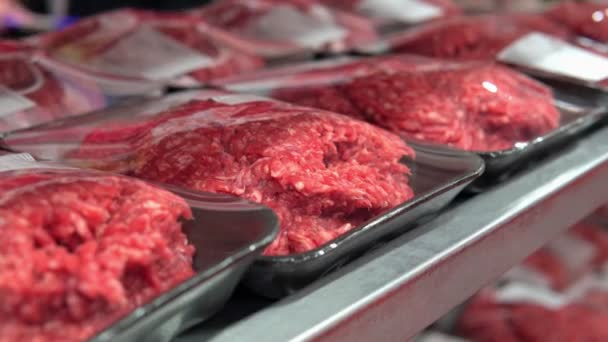 Ωμό κιμά στα ράφια ενός κοντινού σούπερ μάρκετ. πώληση νωπού κρέατος — Αρχείο Βίντεο