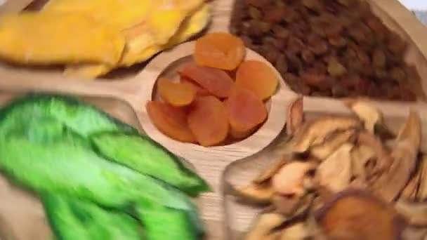 Frutta secca diversa, vista dall'alto. Uno stile di vita sano. mango, uva passa, pomelo, banane albicocche secche. — Video Stock