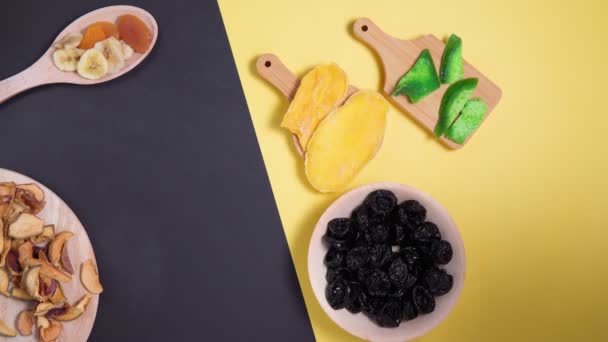 Frutos secos em um fundo colorido Flat lay. manga, passas, mamão, bananas, damascos secos. Comida vegetariana saudável. vídeo vertical — Vídeo de Stock