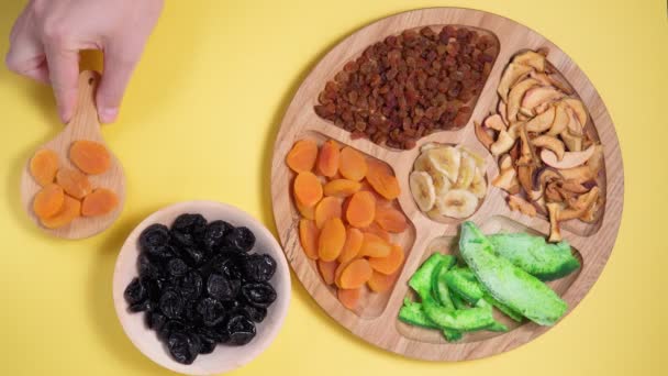 Forskjellig tørket frukt, sett ovenfra. Mango, rosiner, pomelo, banantørkede aprikoser. Sunn livsstil. – stockvideo