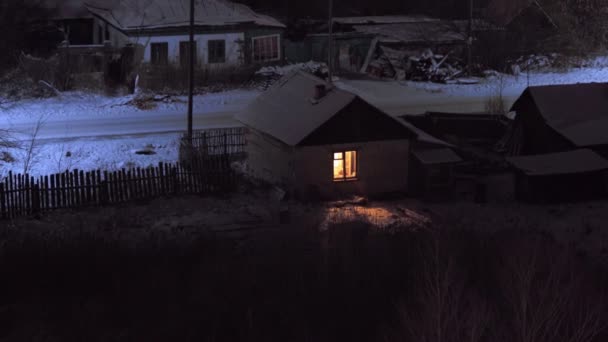 Vieja casa de madera por la noche en invierno. Paisaje nocturno en invierno — Vídeos de Stock