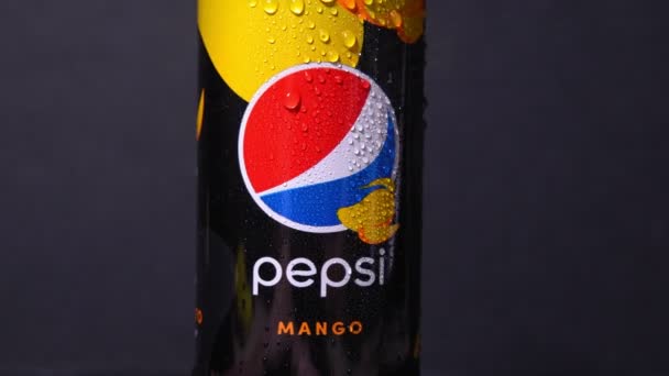 Tyumen, Russia-02 novembre 2020: in alluminio può Pepsi Mango logo close-up. Pepsi è stato creato e sviluppato nel 1893 — Video Stock