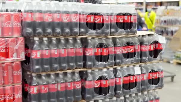 Tyumen, Rússia-07 de novembro de 2020: Coca-Cola em pacotes. A Coca Cola Company é líder mundial na fabricação de refrigerantes. — Vídeo de Stock