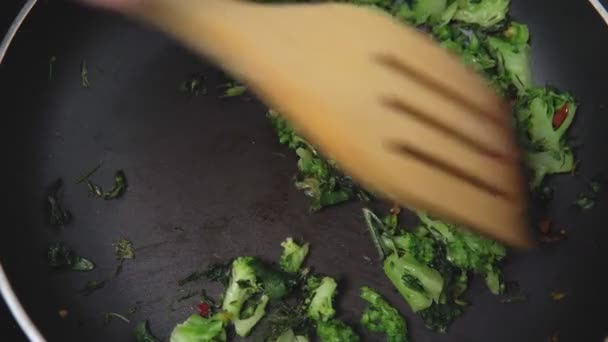 Μαγείρεμα μπρόκολο σε ένα τηγάνι. μαγείρεμα υγιεινών τροφίμων — Αρχείο Βίντεο